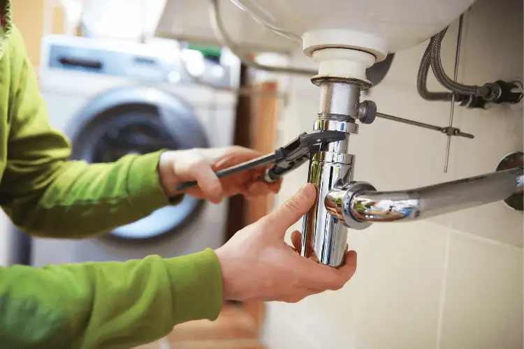 Soluciones caseras para desatascar un fregadero
